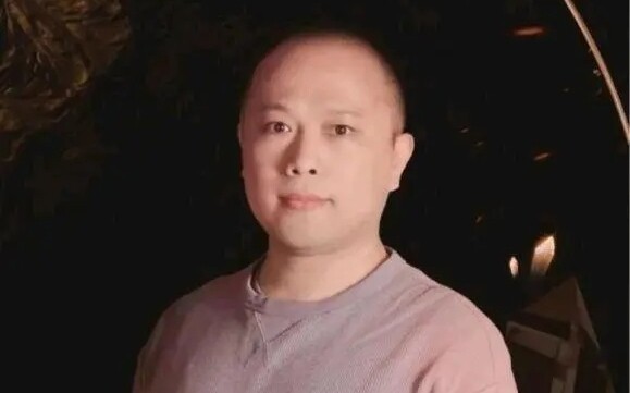 Penemu iklan layar awal dengan menggoyangkan ponsel telah ditemukan, yaitu si B ini