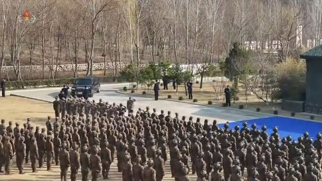 Estimado camarada Kim Jong Un averigua os exercícios das subunidades de operações especiais