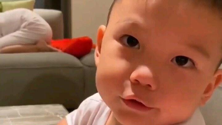 Bé con đáng yêu: Bé con tò mò hỏi đủ thứ