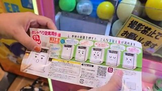 What's INSIDE the Mystery Ball Claw Machine?
