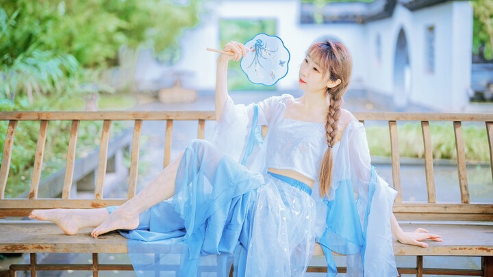 Hãy nhìn em gái tôi, em ấy dịu dàng như nước ~ và cũng như những hạt mưa. . .
