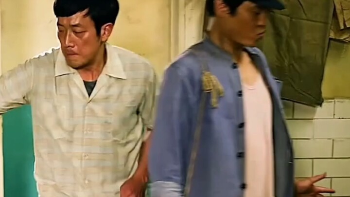 ทั้งสามคนที่ปวดฉี่สุดทนในที่สุดก็มาถึงห้องน้ำ แต่พ่อหนุ่มคนหนึ่งเพิ่งจะเปิดก๊อกปล่อยน้ำ ก็ถูกอีกคนหน