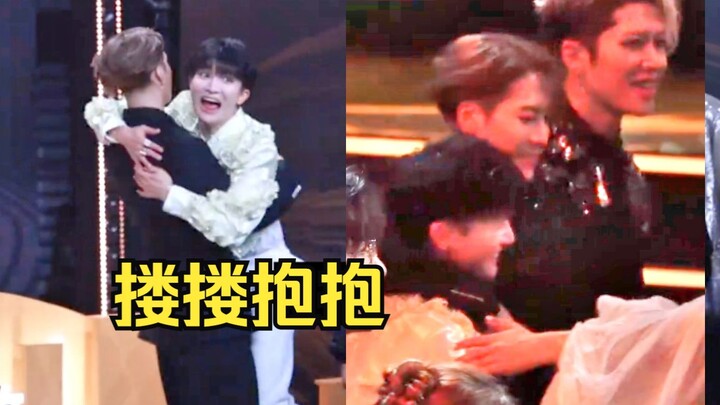 （หลายมุม) หวังเจียเอ่อร์อุ้มโจวเซินหมุนรอบตัว! ยังกอดเซินเซินขึ้นเวทีด้วย! คู่นี้เล่นละครไอดอลอยู่รึ