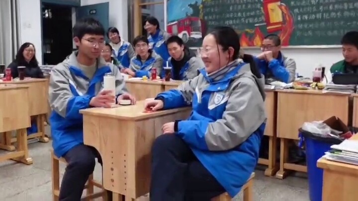 Jika Anda merasa sedih, Anda mungkin ingin membaca "Lelucon" kelas kami