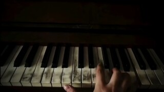 เปียโนเก่าแก่ส่งเสียงออกมา...