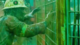 即将下班的男人只是无意间的回头，竟然发现了可怕的一幕