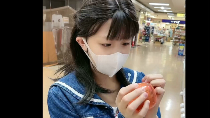 Kids can’t even move their legs when they see Japan’s gachapon machines!