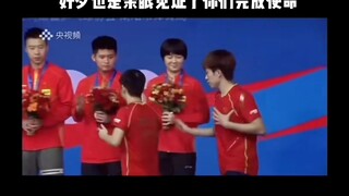 他们啊！就这样在领奖台前绕了一圈又一圈！绕了八年！