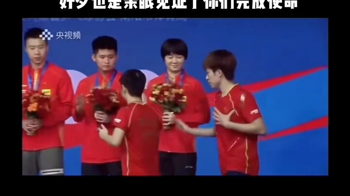 他们啊！就这样在领奖台前绕了一圈又一圈！绕了八年！