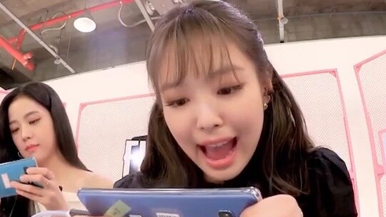 blackpinkjennie xứng đáng là kẻ giả tạo hahahahaha