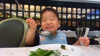 出来吃个饭把隔壁桌逗的不行～