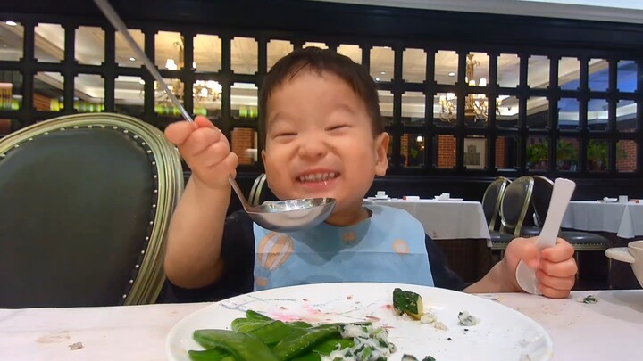 جئنا لنأكل وجبة، وأضحكنا الجدول المجاور لدرجة لا تُحتمل!