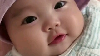 婴儿想吃奶，妈妈故意试探，宝宝宝都要急得说话了