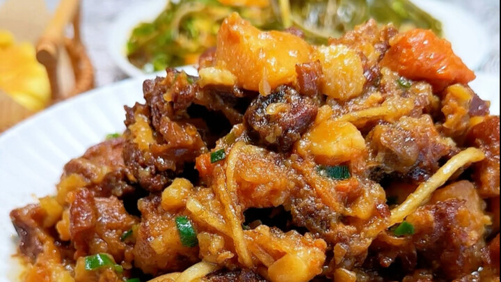 Makan malam tiga anggota keluarga di Mongolia Dalam: semur daging kering, panekuk yang dipanggang di