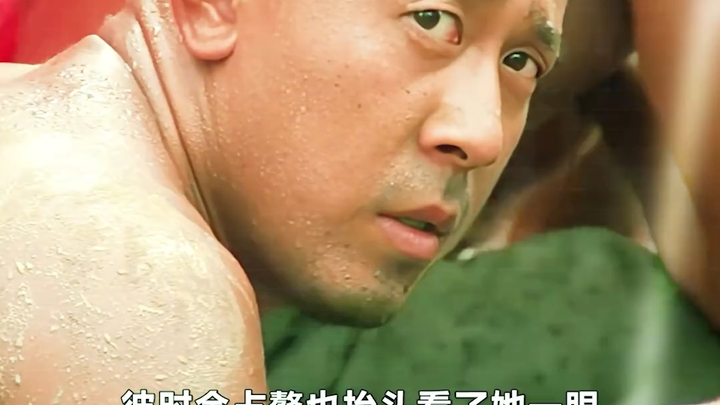 في يوم الفرح الكبير، العروس تتعمّد إظهار قدميها الرقيقتين الجميلتين أمام حاملِي الهودج.