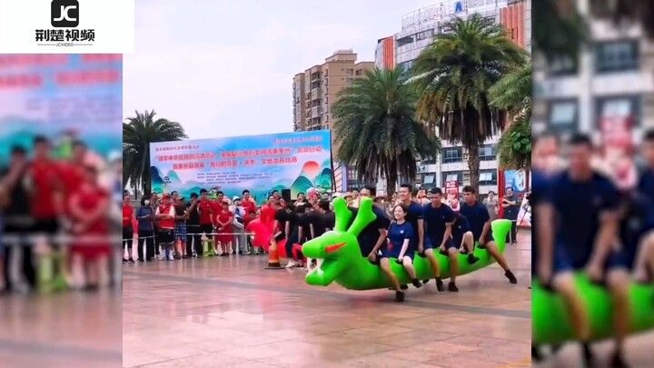 Lính cứu hỏa luyện tập chuẩn bị cho giải đua thuyền rồng trên cạn; quy định của cuộc thi yêu cầu phả