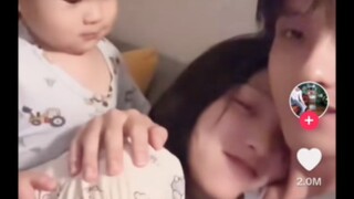 On foreign social media, a handsome Chinese father and son are playfully jealous of each other over 