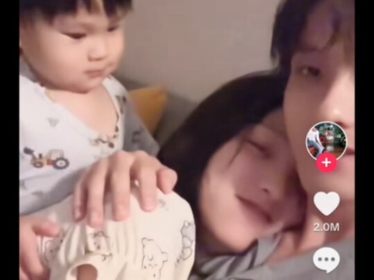 على الإنترنت الخارجي، شاهدنا أبًا وابنه الصينيين الوسيمين يغاران من بعضهما لجذب اهتمام أمّهما، كم هم