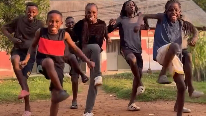 The guys danced so well! The strong never complain about the environment
