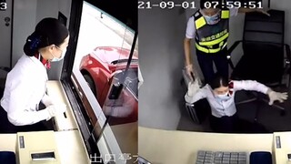 收费员交接班时，摔了屁股蹲不见踪影笑翻网友：“哐当”就不见了