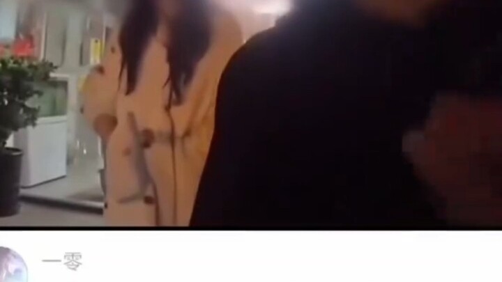 على الرغم من أنه يبدو لطيفًا مع نظارته، إلا أنه في الواقع قائد عسكري.