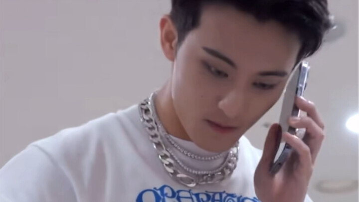 Setelah Li Mark yang bermain tenis meja sambil menelepon, kini muncul lagi… Pada saat itu, para peng