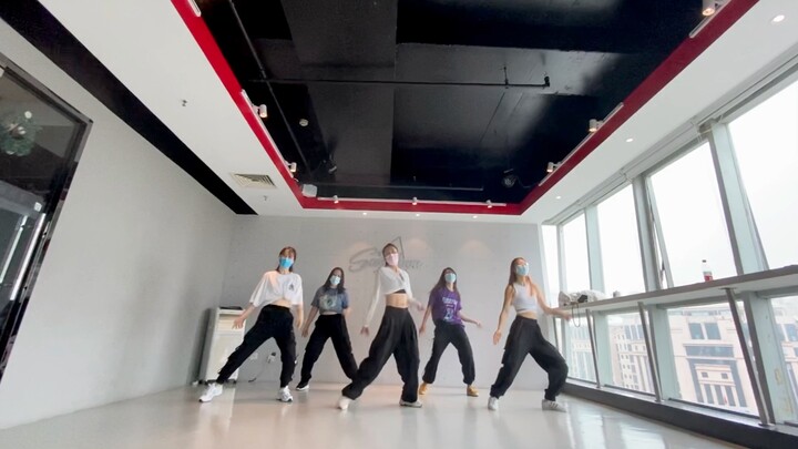 سمعت أن اليوم هو يوم الطبيب، لذا تجمّعت شجاعتي لنشر مقطع رقص صغير~ أثق أنكم ستستحيون من انتقادي~ "ho