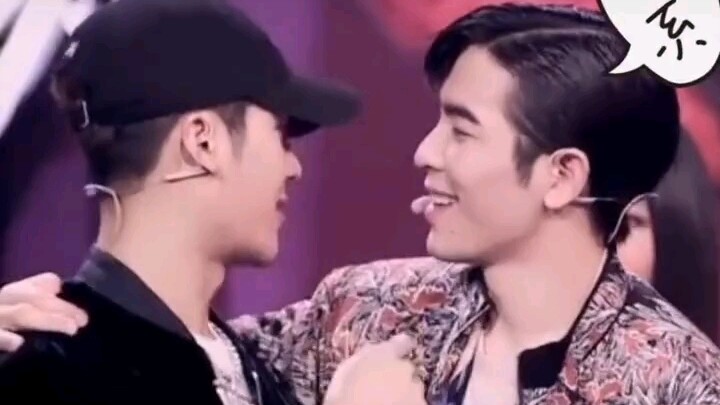 หวังเจียเอ่อร์: เสี่ยวจิ้งเถิง เมื่อวานคุณบอกว่าผมเป็นพี่น้องปลอม วันนี้กลับมาบอกว่าผมเป็นโรคสมาธิสั