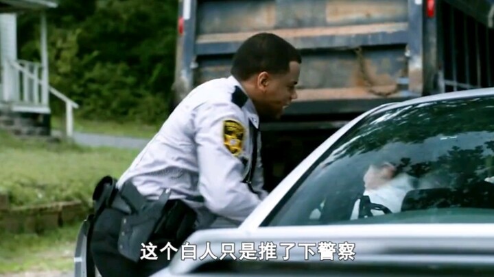 白人推了黑人警察，被黑人警察连开数枪！