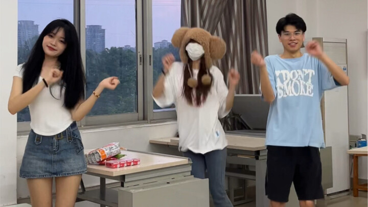 هدية 520 من فتاة الفصل والدب المهرج