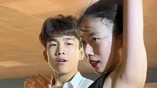 #王崇墨李茉涵 สัมผัสประสบการณ์การเต้นรำของโมโมะอย่างใกล้ชิด