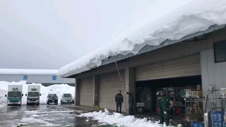 Pembersihan salju di Prefektur Akita, Jepang