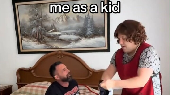 Hồi bé, lúc mẹ mặc đồ cho bạn thì kiểu như thế này: