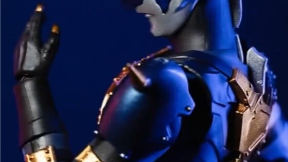 Nhìn xem, đây là Ultraman nào? Anh ta đã bị Dark Zero bắt giữ?