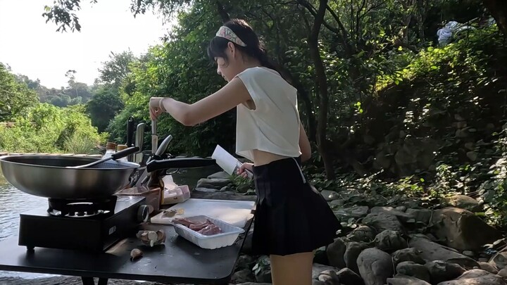 Trải nghiệm nấu ăn giữa núi rừng của Châu Châu – Món thứ mười hai: Sườn xào tỏi, sắc hương vị đều ho