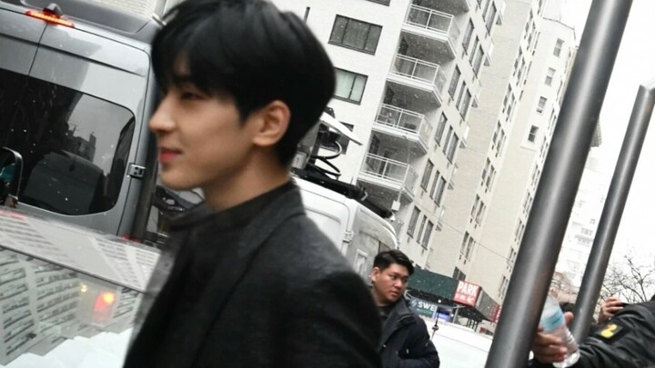 Người đàn ông khiến dòng người chen chúc dưới đèn giao thông