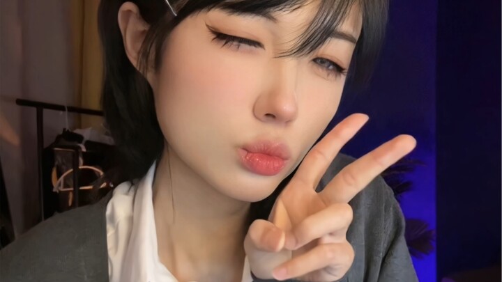 رجل طبيعي يرتدي ملابس نسائية بفخر في المنزل ~ (الملابس الرمادية تبدو رائعة!)