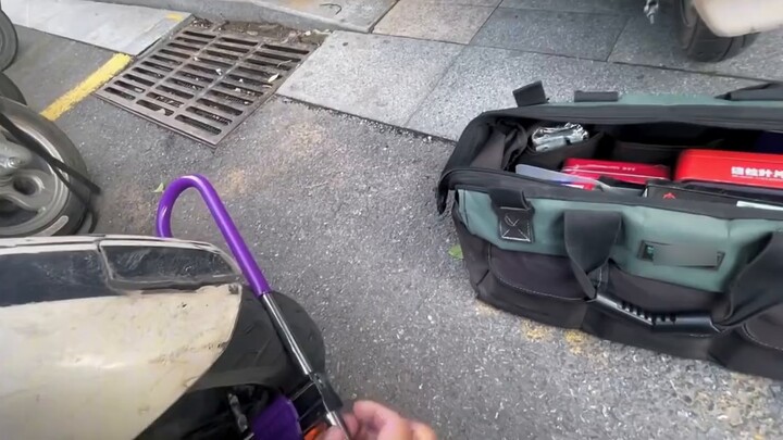 The security lock unlocking master's car made the unlocking master happy