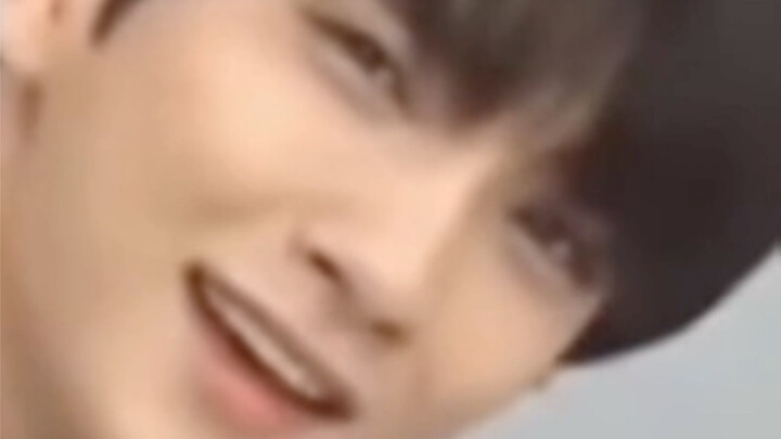 Họ SVT chuyên dùng tay để đánh những người luôn tươi cười.