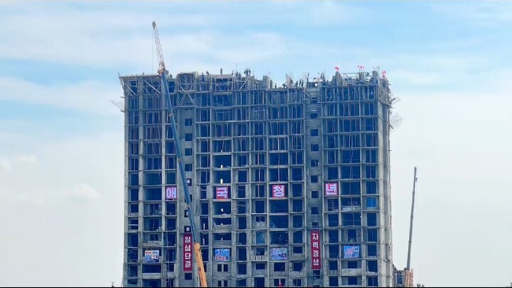 Tòa nhà hạ tầng ở Triều Tiên được cho là đã xây lệch, khiến các công nhân lúc đầu không biết phải là