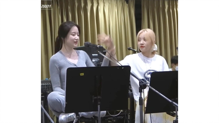 Line em út cùng Song Tam Tuá vừa hát Uh-Oh vừa quậy phá tay chân