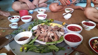 Làm nguyên một mâm tiết canh lòng lợn ăn sáng