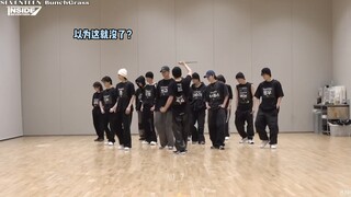 في الواقع، هناك قطة صغيرة غبية أخرى أخطأت القفزة أيضًا.