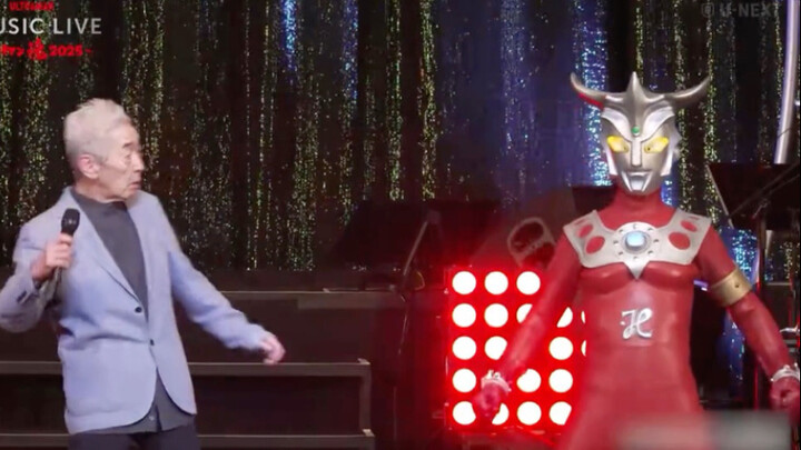 Chỉ đến khi thấy Phượng Nguyên giật mình vì bị Lôi Âu bên cạnh dọa cho hết hồn, chúng ta mới nhận ra