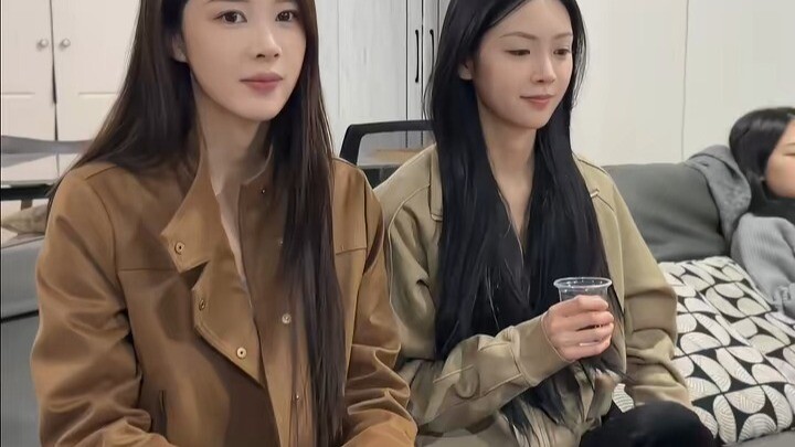 Menantu Baru: Sayang, kali ini kita bawa apa?  Menantu Tua: Sayang, kali ini kita bawa apa?