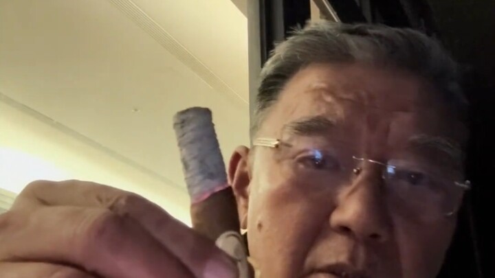 Lý Lập Quần: Rít một điếu xì gà