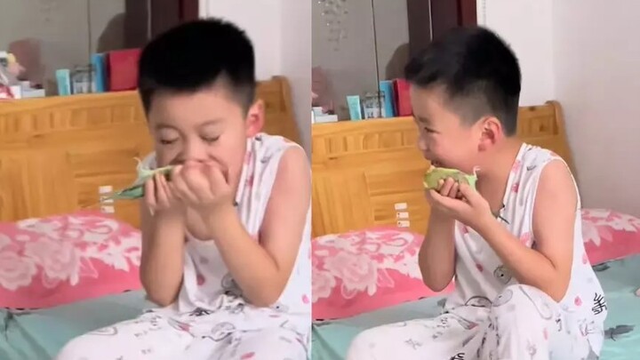 جلس الصبي عن غير قصد بثقله على ببغائه المحبوبة فقتله، وفي الثانية التالية انفجر باكيًا وهو يعلن “تأم