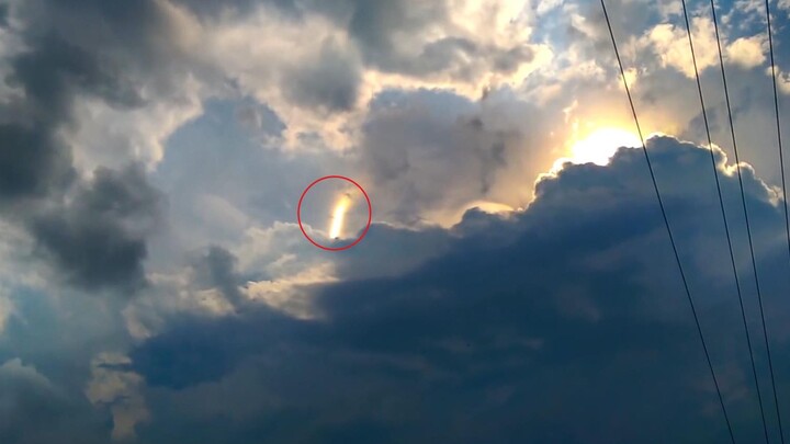 Apa itu tiang cahaya di awan? Seperti ada orang yang sedang menerangi dengan senter?
