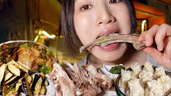 In cold weather, immerse yourself in savory lamb and beef knuckle—savoring the meat juices mixed wit