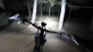 一头熊在后面追？